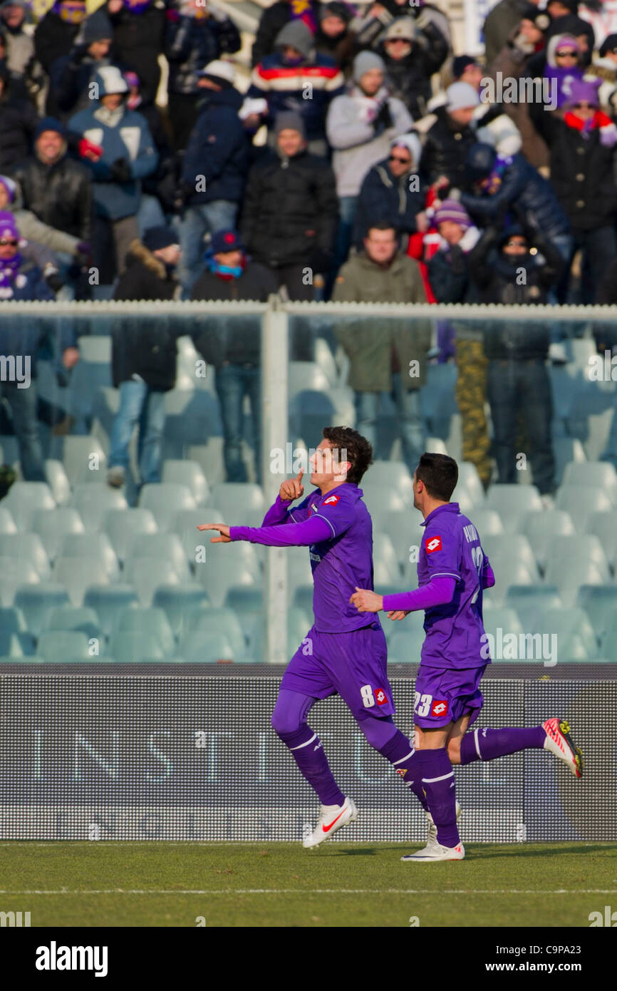 (L-R) Stevan Jovetic, Manuel Pasqual (Fiorentina), le 5 février 2012 - Football : Stevan Jovetic de Fiorentina célèbre son but avec ses coéquipiers au cours de l'Italien 'Serie' une correspondance entre Fiorentina 3-2 Udinese au stade Artemio Franchi à Firenze, Italie. (Photo de Maurizio Borsari/AFL Banque D'Images