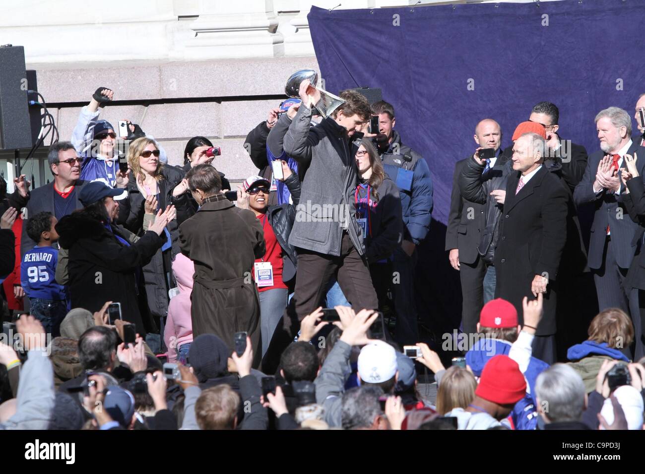 Eli Manning, hissant le trophée Lombardi lors d'une apparition publique pour les hôtes de la ville de New York pour célébrer le Super Bowl XLVI Champions les Giants de New York, City Hall Plaza, New York, NY Le 7 février 2012. Photo par : Andres Otero/Everett Collection Banque D'Images