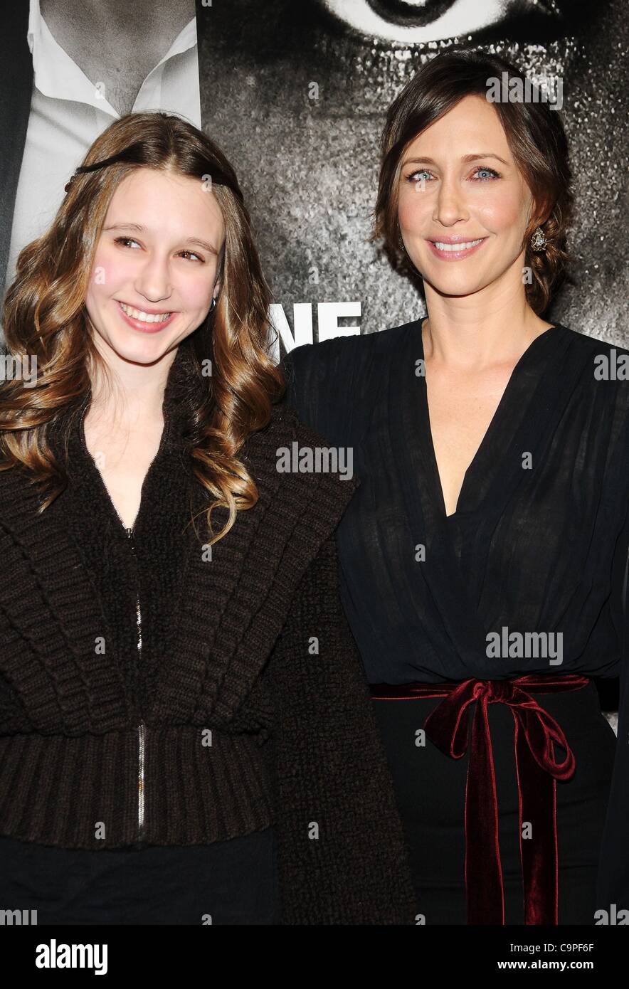Taissa Farmiga, Vera Farmiga aux arrivées de SAFE HOUSE Premiere, School of Visual Arts (SVA) Theatre, New York, NY Le 7 février 2012. Photo par : Desiree Navarro/Everett Collection Banque D'Images