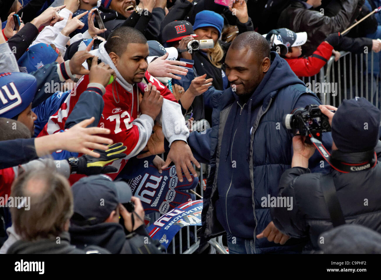 7 Feb 2012, New York. Brandon joueur Jacobsen se mêle aux fans lors d'un défilé qui a eu lieu à Manhattan pour célébrer l'équipe de NFL New York Giants' gagner dans le Superbowl. Banque D'Images