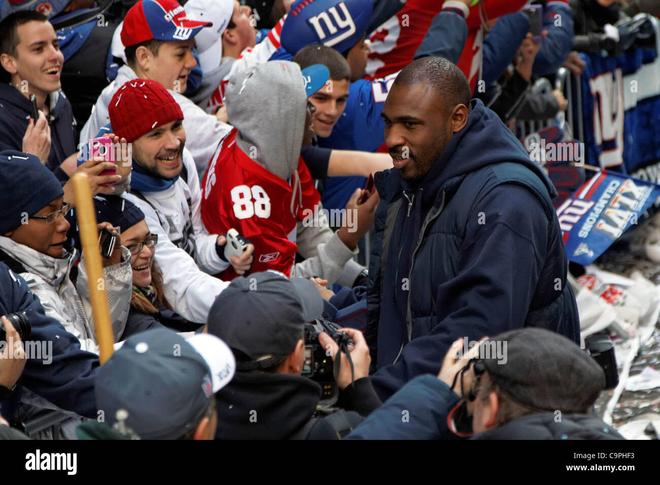 7 Feb 2012, New York. Brandon joueur Jacobsen se mêle aux fans lors d'un défilé qui a eu lieu à Manhattan pour célébrer l'équipe de NFL New York Giants' gagner dans le Superbowl. Banque D'Images