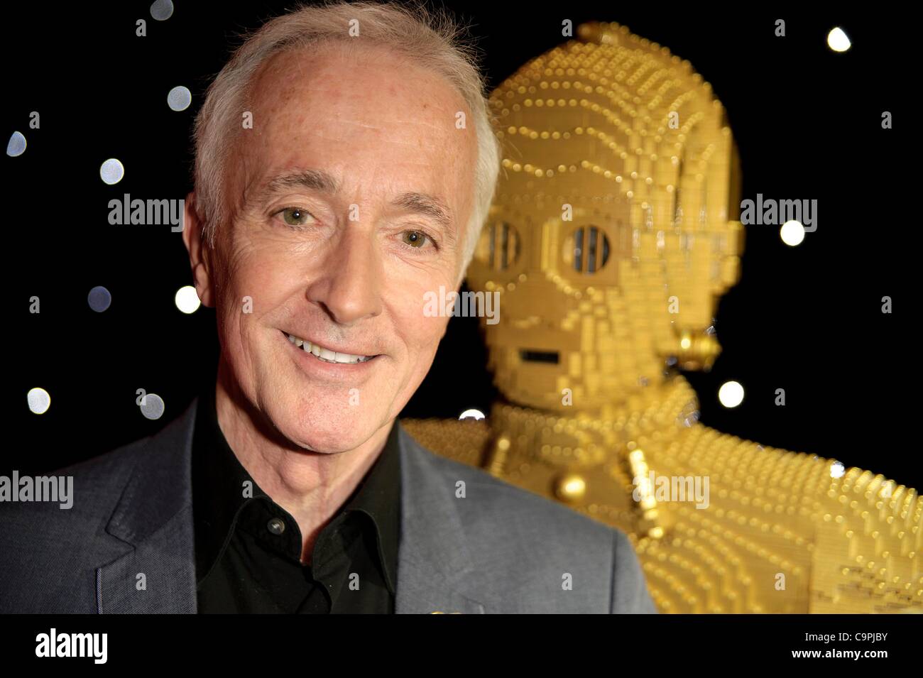 Anthony Daniels qui a joué C3PO dans les 6 films Star Wars avec un modèle Lego de son caractère à Star Wars Épisode 1 3D à l'Empire Leicester Square, le 8 février 2011. Les personnes sur la photo : Anthony Daniels . Photo par Julie Edwards Banque D'Images