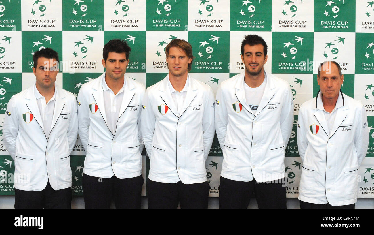 Les joueurs de tennis italien Daniele Bracciali, Simone Bolelli, Andreas Seppi, Potito Starace, Corrado Barazzutti durant la cérémonie officielle de tirage de la Coupe Davis, à Ostrava, en République tchèque, le jeudi 9 février 2012.(Photo/CTK Jaroslav Ozana) Banque D'Images