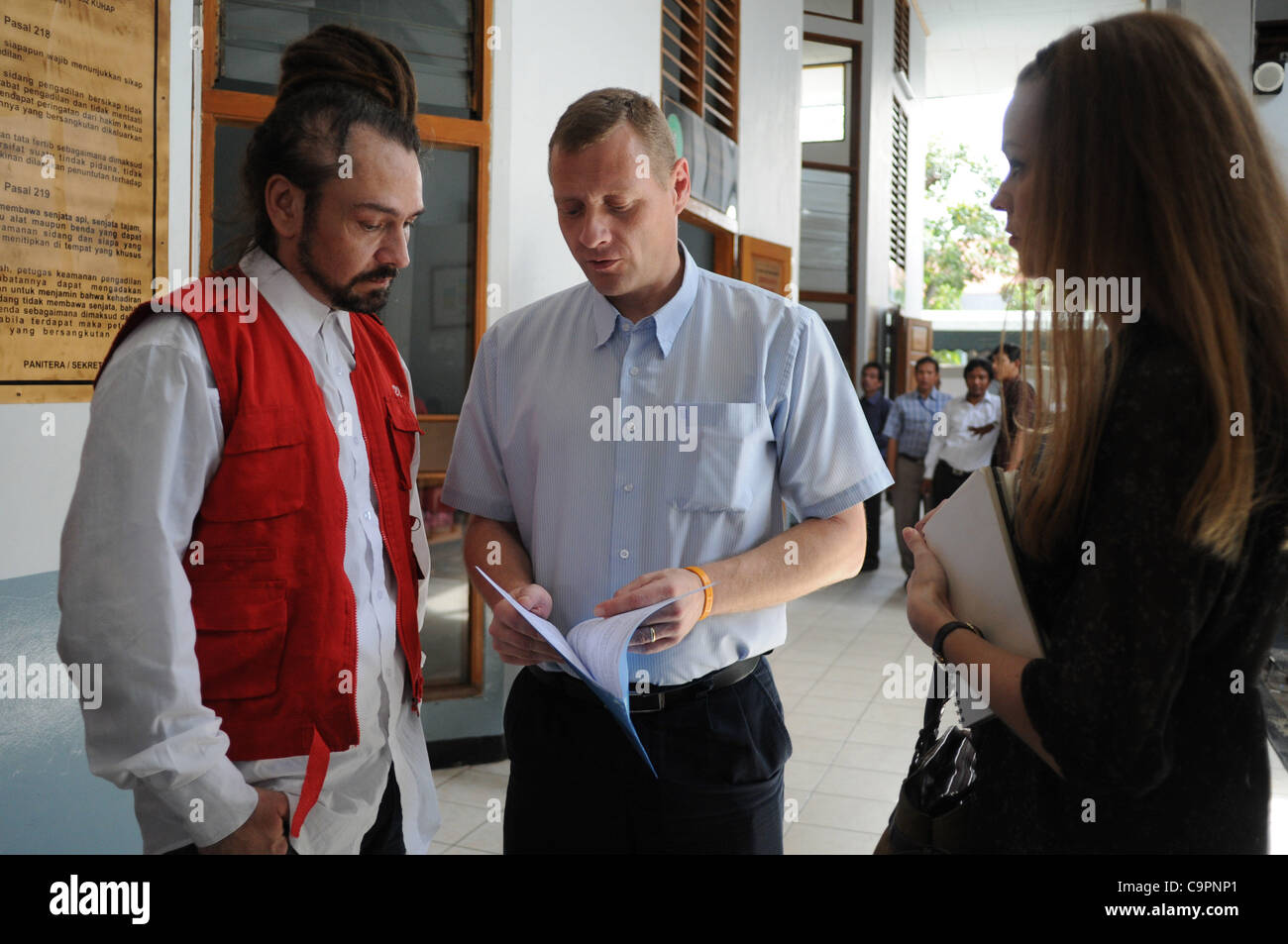 9 février 2012 - Un citoyen suédois ORJAN ELEVSSON,ROBERT (38 ans) le défendeur passeur d'Methamfetamine avec le personnel de l'ambassade Swedia pendant son procès à la Cour du sud de Jakarta, en Indonésie. Février 09,2012. Orjan avec sa petite amie une NARAWADEE POTHIJAK, citoyen de la Thaïlande (22 ans) et un Moz Banque D'Images