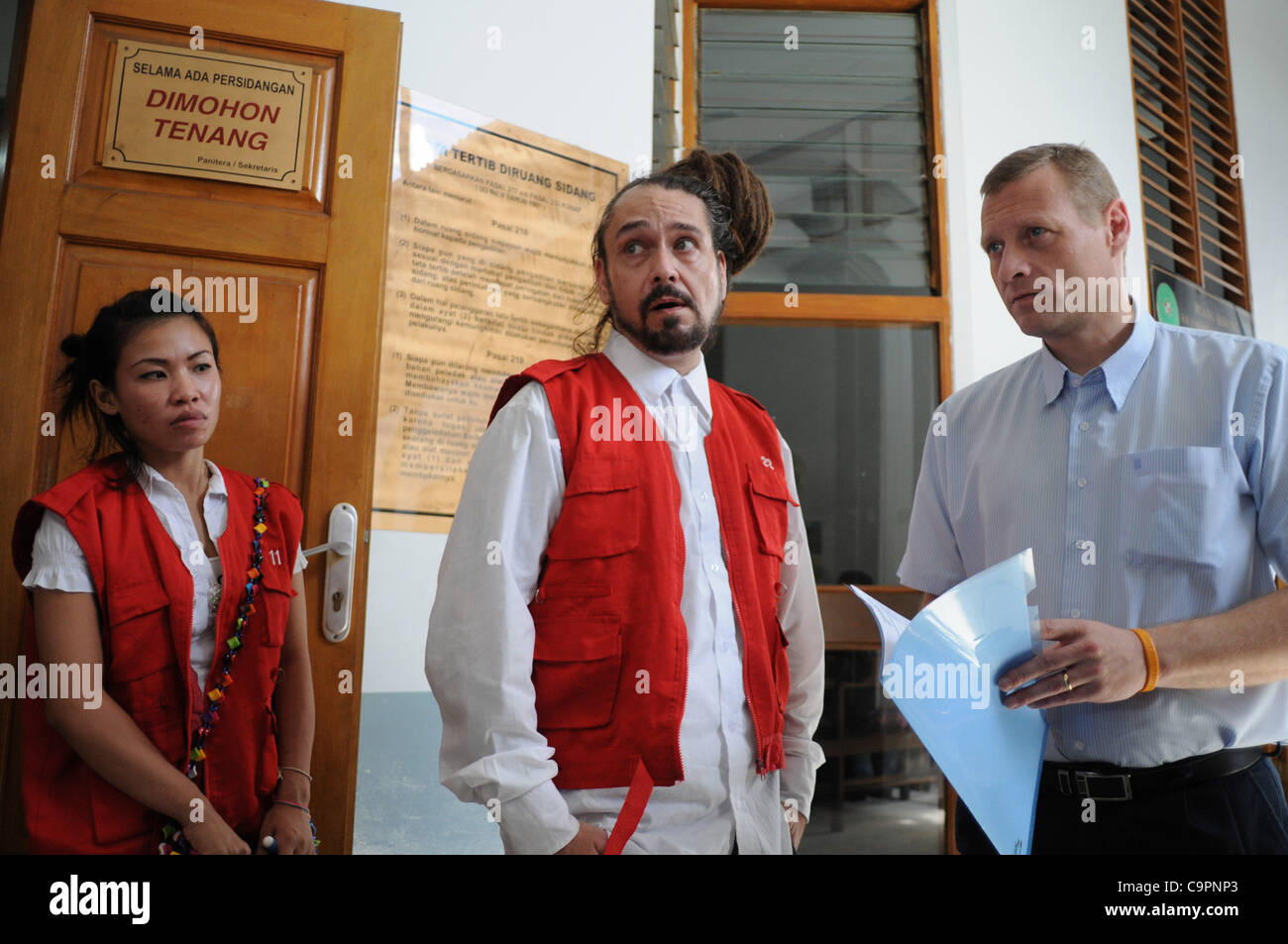 9 février 2012 - Un citoyen suédois ORJAN ELEVSSON,ROBERT (38 ans) et d'un NARAWADEE POTHIJAK, citoyen de la Thaïlande (L) )les défendeurs passeur d'Methamfetamine avec le personnel de l'ambassade Swedia (R) au cours de son procès à la Cour du sud de Jakarta, Indonésie. Février 09,2012. Orjan avec sa petite amie un Thaï Banque D'Images
