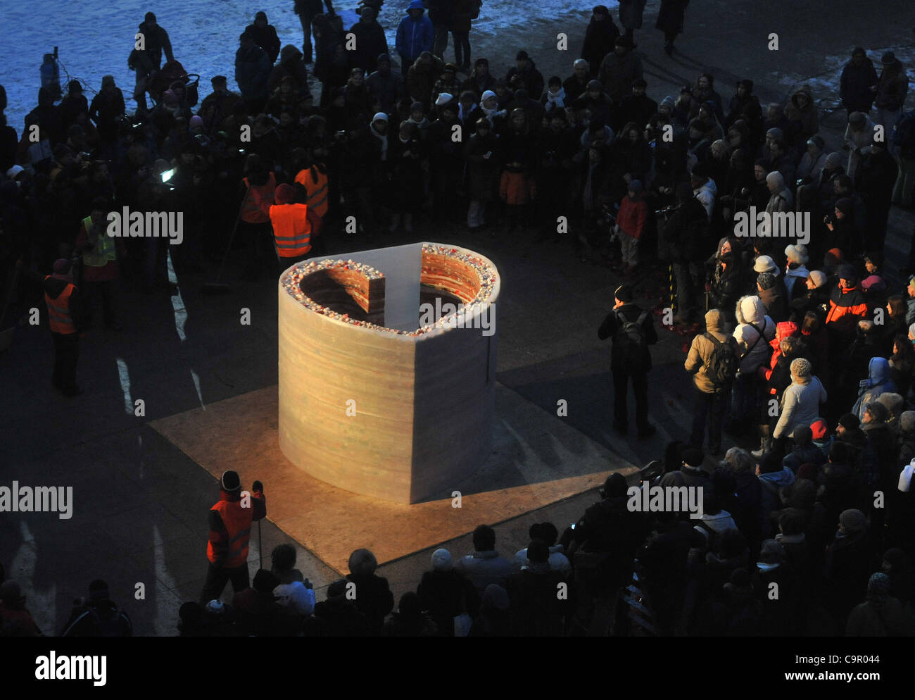 Installation de 2 mètres de haut coeur cire fabriqués à partir de 2,3 tonnes métriques de cire de bougies en hommage à Vaclav Havel, décédé en décembre.Auteurs de coeur de cire sont Roman Svejda, Lukas Gavlovsky.La statue sera exposée jusqu'au 10 avril, en face du Théâtre National à Prague. République tchèque, vendredi, 10 févr. Banque D'Images