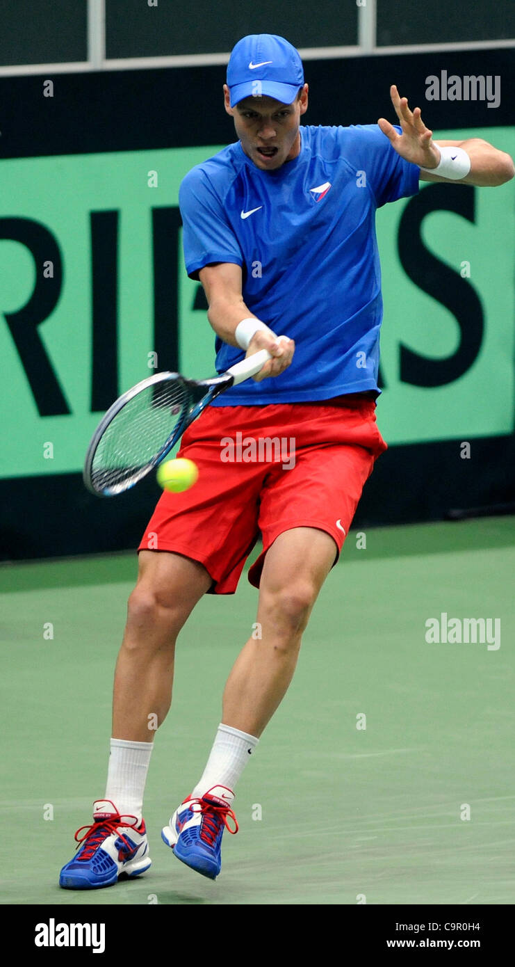 Tomas Berdych (CZE) pendant le premier match de la Coupe Davis contre Simone Bolelli (ITA), à Ostrava, en République tchèque, le Vendredi, Février 10, 2012.(Photo/CTK Jaroslav Ozana) Banque D'Images