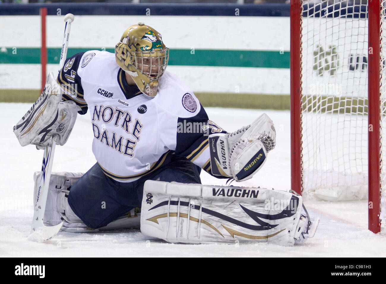 10 février 2012 - South Bend, Indiana, États-Unis - gardien de Notre Dame Mike Johnson (# 32) fait de l'enregistrer dans la première période d'action match de hockey NCAA entre Notre Dame et Ferris State. Les Bulldogs de Ferris State défait les Notre Dame Fighting Irish 3-0 en match à la famille Compton Ice Arena à l'être Banque D'Images