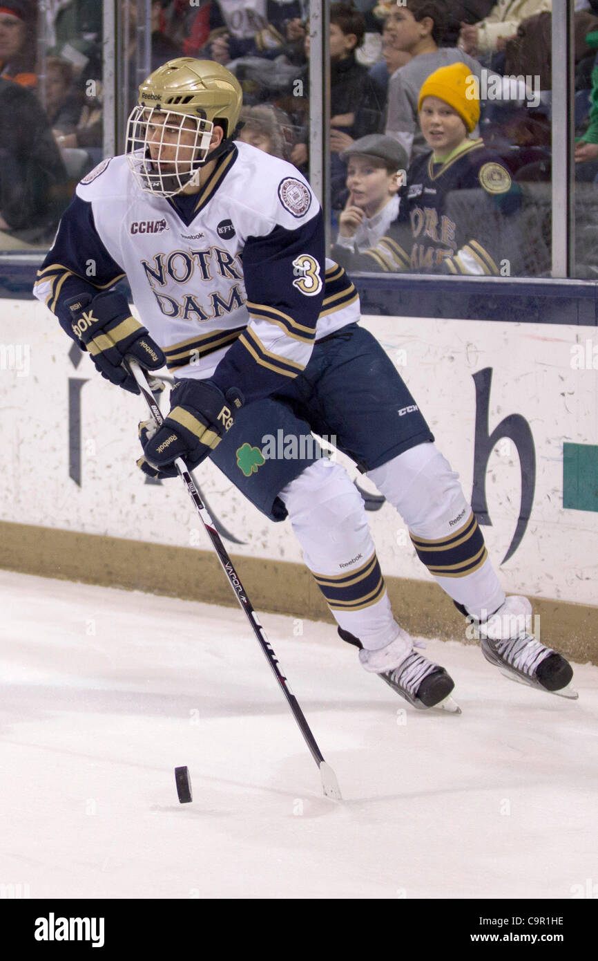 10 février 2012 - South Bend, Indiana, États-Unis - Notre Dame le défenseur Shayne Taker (# 3) patins avec la rondelle en première période d'action match de hockey NCAA entre Notre Dame et Ferris State. Les Bulldogs de Ferris State défait les Notre Dame Fighting Irish 3-0 en match à la famille Compton Ice Arena à sou Banque D'Images