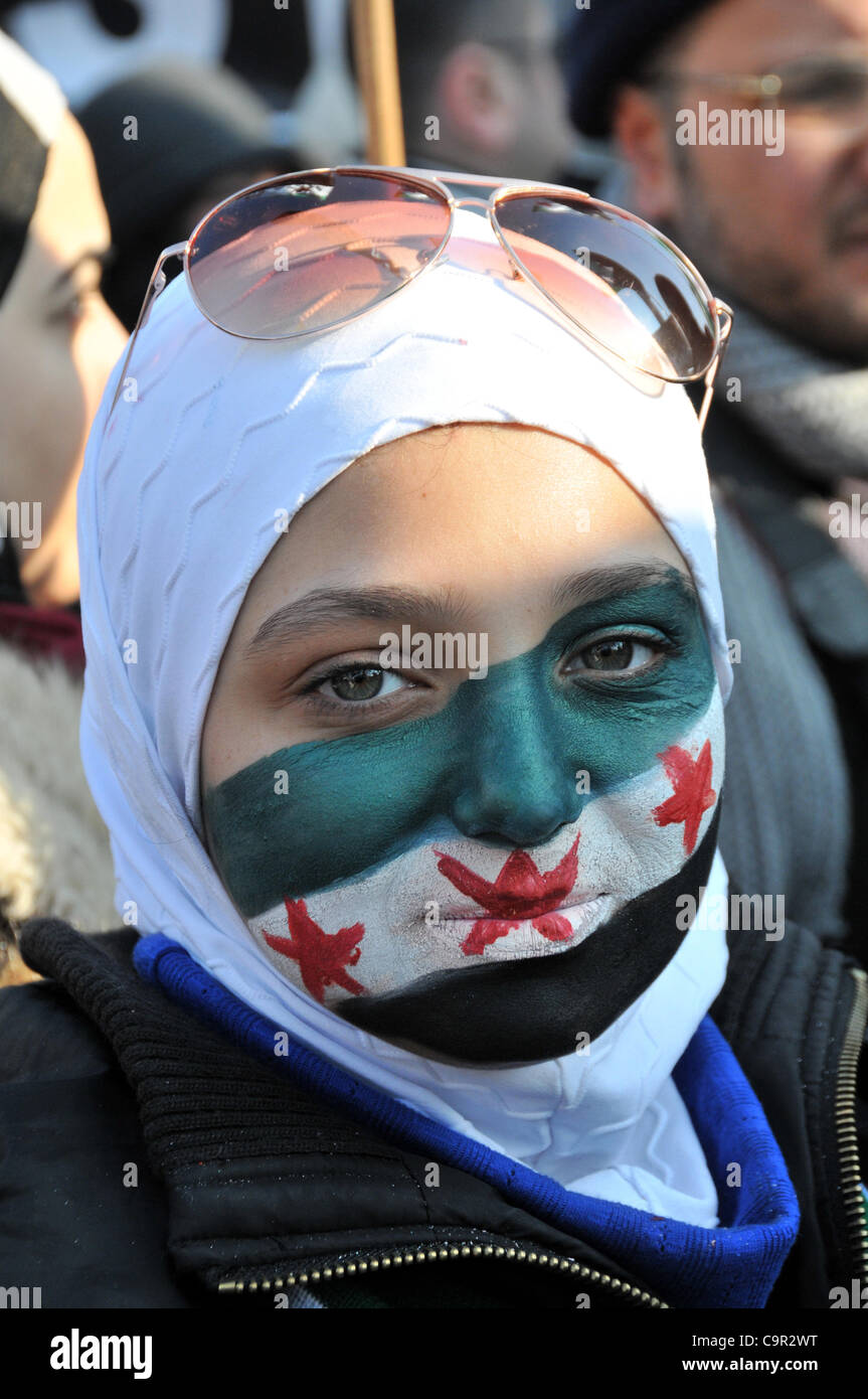 Femme syrienne avec le drapeau syrien peint sur son visage. 11/2/12 Londres. UK. Amnesty International syrien protester Trafalgar Square de Londres. Peuple syrien et d'Amnesty International manifestation contre le régime syrien. Banque D'Images