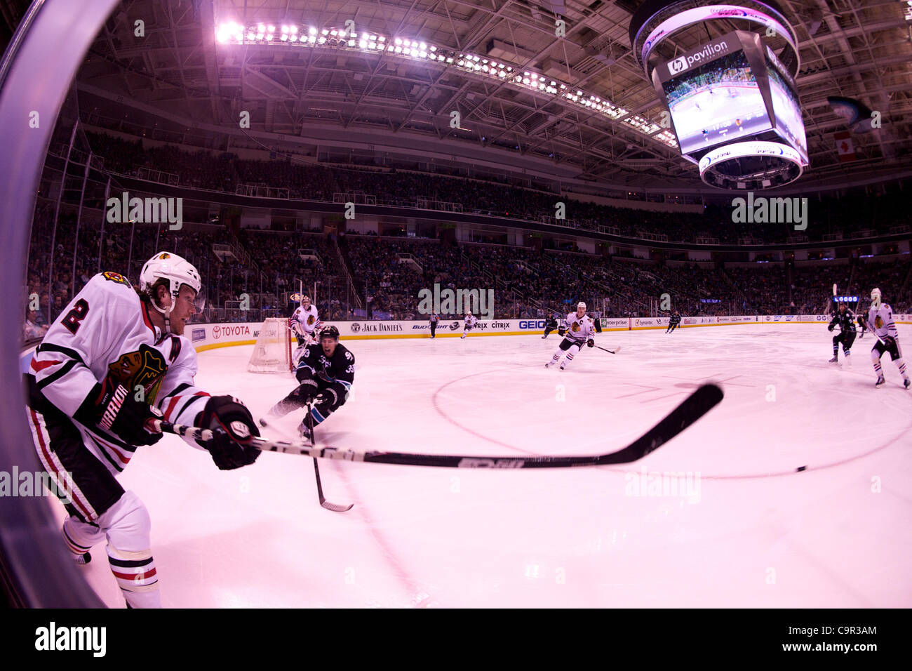 10 février 2012 - San Jose, Californie, États-Unis - le défenseur des Blackhawks Duncan Keith (2) efface la rondelle lors de la partie de la LNH entre les Sharks de San Jose et les Blackhawks de Chicago chez HP Pavilion de San Jose, CA. Les Sharks ont remporté 5-3. (Crédit Image : © Matt Cohen/Southcreek/ZUMAPRESS.com) Banque D'Images