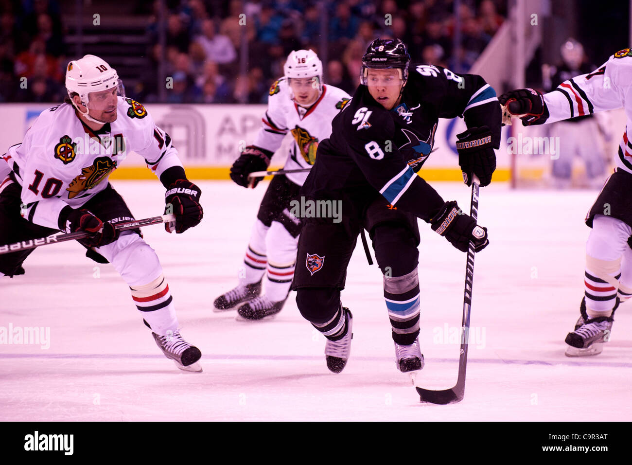 10 février 2012 - San Jose, Californie, États-Unis - Joe Pavelski centre requins (8) transporte la rondelle dans les Blackhawks fin pendant la partie de la LNH entre les Sharks de San Jose et les Blackhawks de Chicago chez HP Pavilion de San Jose, CA. Les Sharks ont remporté 5-3. (Crédit Image : © Matt Cohen/Southcreek/ZUMAPRESS.com) Banque D'Images