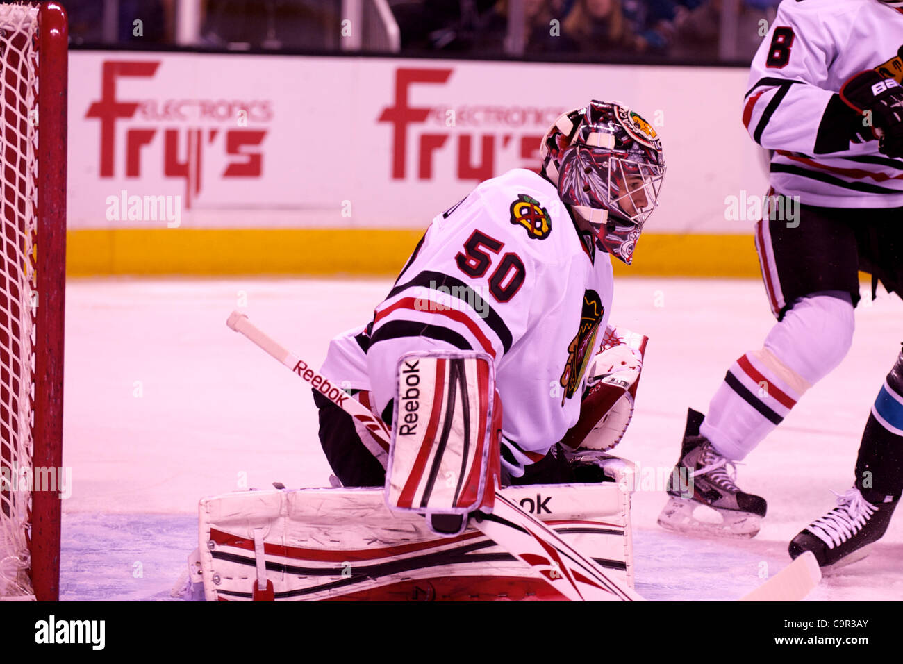10 février 2012 - San Jose, Californie, États-Unis - le gardien des Blackhawks Corey Crawford (50) les voies de la rondelle lors de la partie de la LNH entre les Sharks de San Jose et les Blackhawks de Chicago chez HP Pavilion de San Jose, CA. Les Sharks ont remporté 5-3. (Crédit Image : © Matt Cohen/Southcreek/ZUMAPRESS.com) Banque D'Images