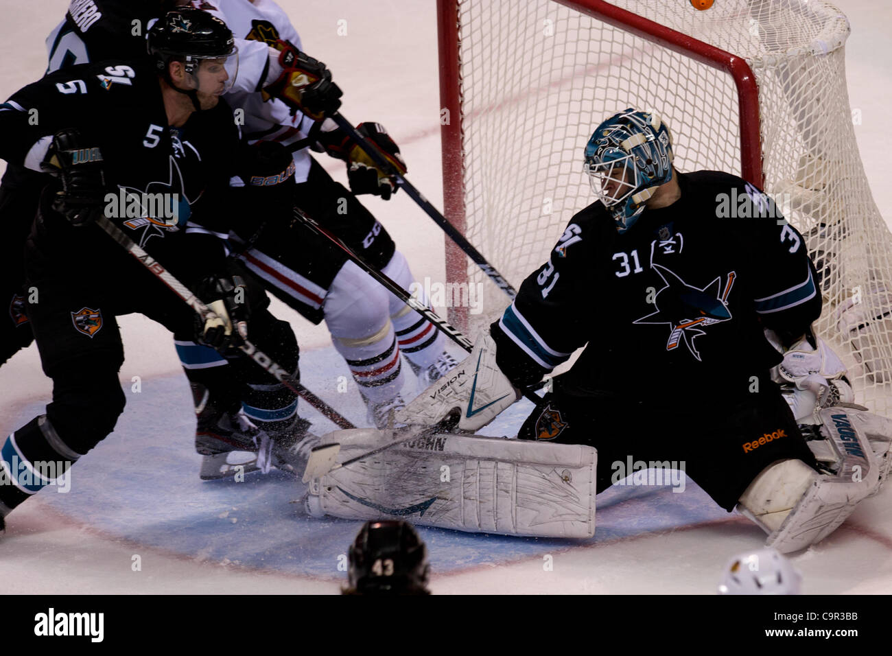 10 février 2012 - San Jose, Californie, États-Unis - gardien Antti Niemi Sharks (31) fait une sauvegarde dans la circulation au cours de la partie de la LNH entre les Sharks de San Jose et les Blackhawks de Chicago chez HP Pavilion de San Jose, CA. Les Sharks ont remporté 5-3. (Crédit Image : © Matt Cohen/Southcreek/ZUMAPRESS.com) Banque D'Images