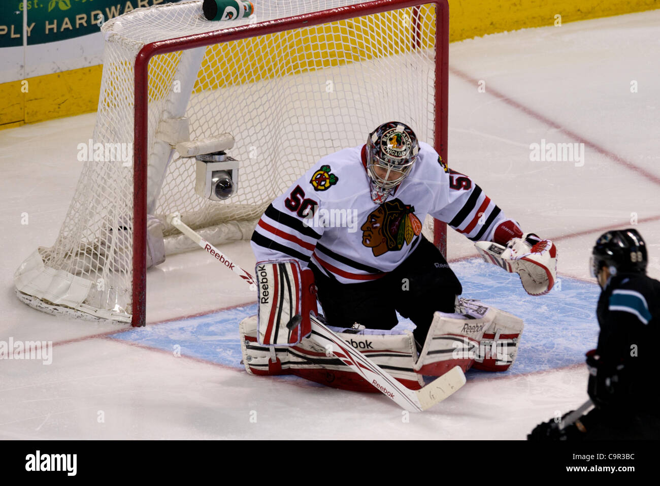 10 février 2012 - San Jose, Californie, États-Unis - le gardien des Blackhawks Corey Crawford (50) bloque un tir pendant la partie de la LNH entre les Sharks de San Jose et les Blackhawks de Chicago chez HP Pavilion de San Jose, CA. Les Sharks ont remporté 5-3. (Crédit Image : © Matt Cohen/Southcreek/ZUMAPRESS.com) Banque D'Images