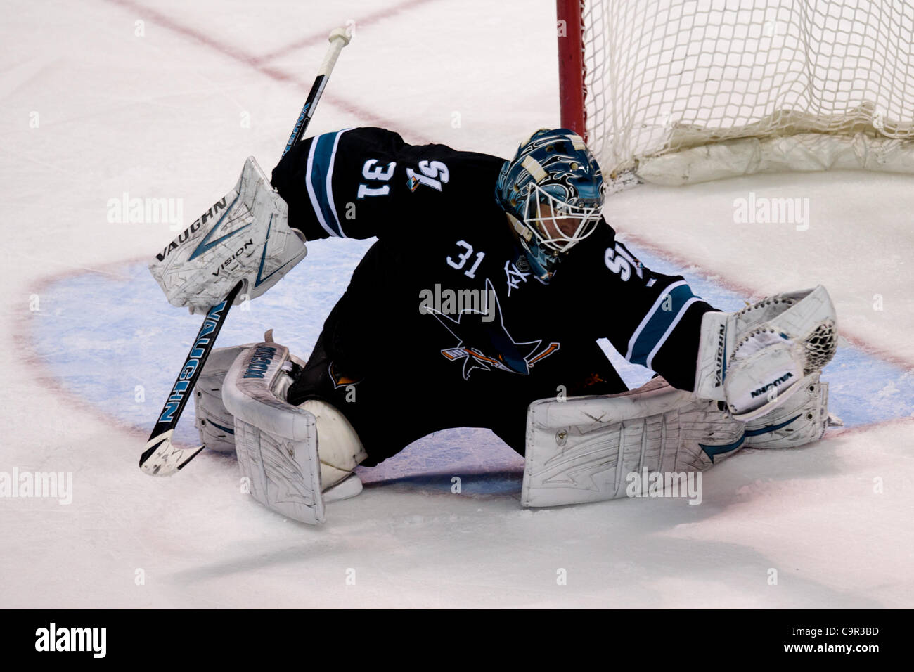 10 février 2012 - San Jose, Californie, États-Unis - gardien Antti Niemi Sharks (31) fait un gant enregistrer au cours de la partie de la LNH entre les Sharks de San Jose et les Blackhawks de Chicago chez HP Pavilion de San Jose, CA. Les Sharks ont remporté 5-3. (Crédit Image : © Matt Cohen/Southcreek/ZUMAPRESS.com) Banque D'Images