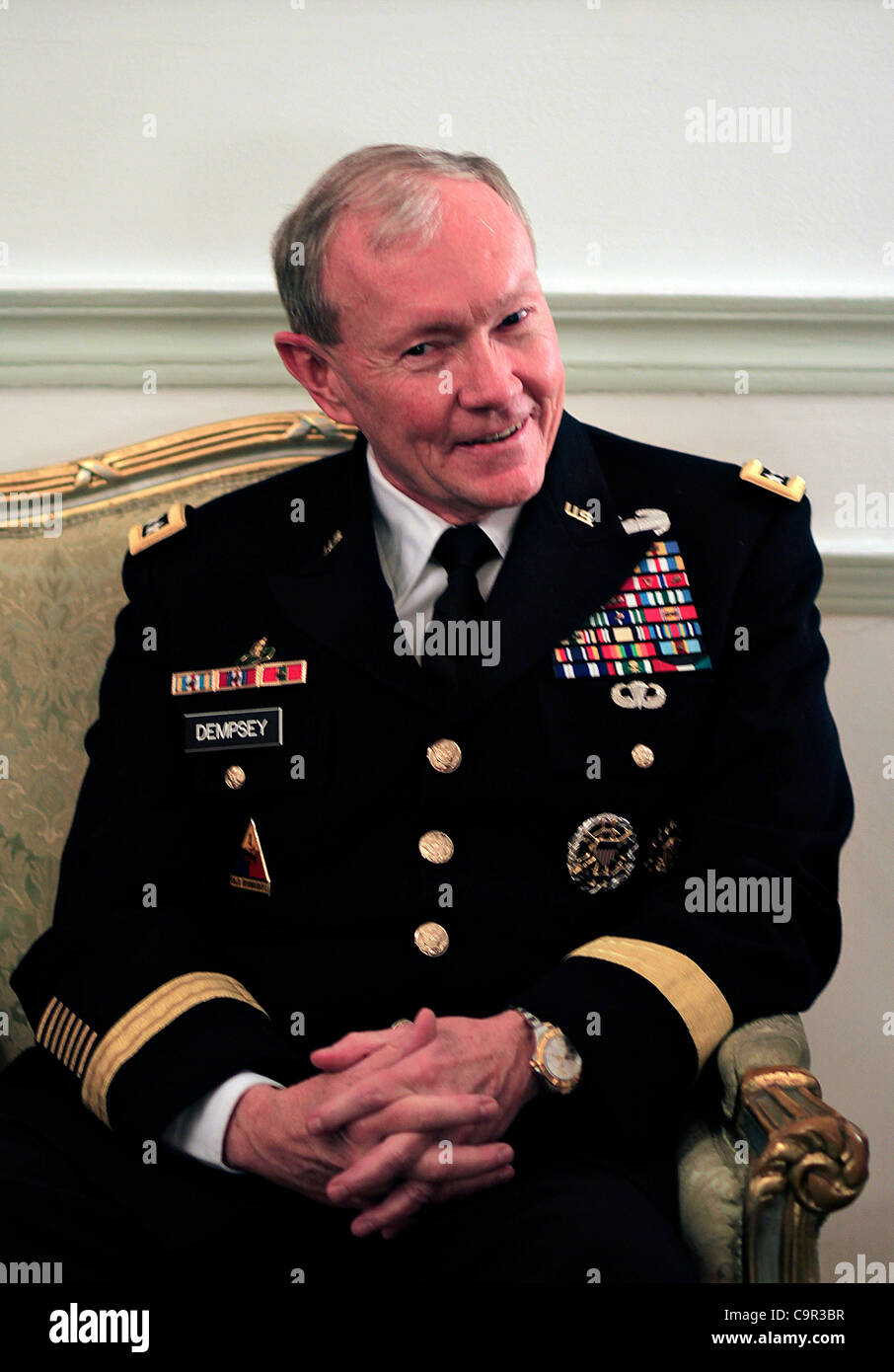 Le président des États-Unis de l'état-major interarmées, gen. Martin Dempsey, rencontre avec le maréchal Mohamed Hussein Tantawi, invisibles, chef du conseil militaire au pouvoir de l'Égypte, au ministère de la défense au Caire, Égypte, samedi 12 février. 11, 2012. (Ap photo/khalil hamra, piscine) Banque D'Images