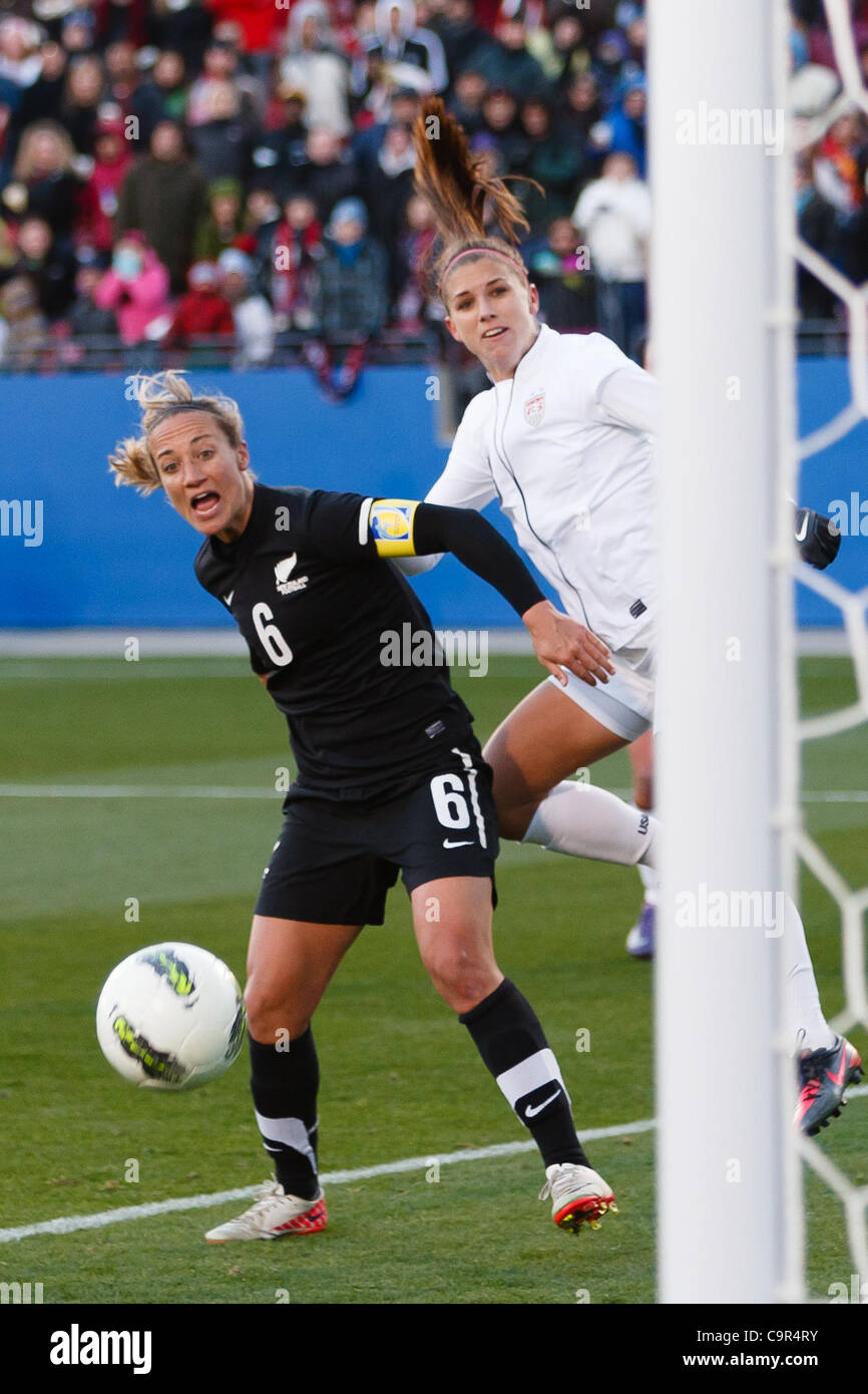 11 février 2012 - Frisco, Texas, US - U.S. Women's National Soccer Avant Alex Morgan (13 hits) un jeu d'en-tête gagnante au cours de la 93e minute entre les États-Unis et l'Équipe nationale de la femme de l'Équipe nationale de Nouvelle-Zélande. La Nouvelle-Zélande bat l'US 2-1 en temps supplémentaire au FC Dallas Stadium. (Crédit Image : © Andre Banque D'Images