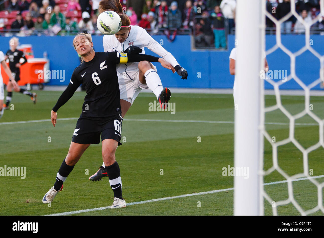 11 février 2012 - Frisco, Texas, US - U.S. Women's National Soccer Avant Alex Morgan (13 hits) un jeu d'en-tête gagnante au cours de la 93e minute entre les États-Unis et l'Équipe nationale de la femme de l'Équipe nationale de Nouvelle-Zélande. La Nouvelle-Zélande bat l'US 2-1 en temps supplémentaire au FC Dallas Stadium. (Crédit Image : © Andre Banque D'Images