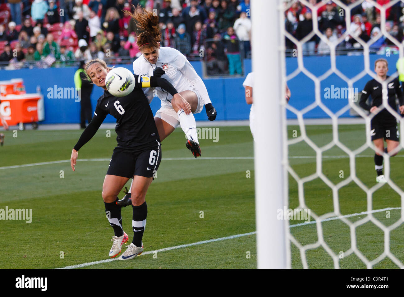 11 février 2012 - Frisco, Texas, US - U.S. Women's National Soccer Avant Alex Morgan (13 hits) un jeu d'en-tête gagnante au cours de la 93e minute entre les États-Unis et l'Équipe nationale de la femme de l'Équipe nationale de Nouvelle-Zélande. La Nouvelle-Zélande bat l'US 2-1 en temps supplémentaire au FC Dallas Stadium. (Crédit Image : © Andre Banque D'Images