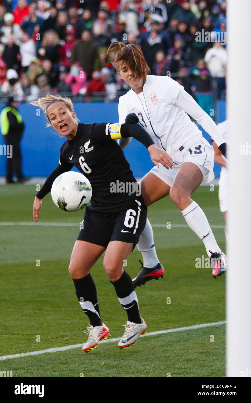 11 février 2012 - Frisco, Texas, US - U.S. Women's National Soccer Avant Alex Morgan (13 hits) un jeu d'en-tête gagnante au cours de la 93e minute entre les États-Unis et l'Équipe nationale de la femme de l'Équipe nationale de Nouvelle-Zélande. La Nouvelle-Zélande bat l'US 2-1 en temps supplémentaire au FC Dallas Stadium. (Crédit Image : © Andre Banque D'Images