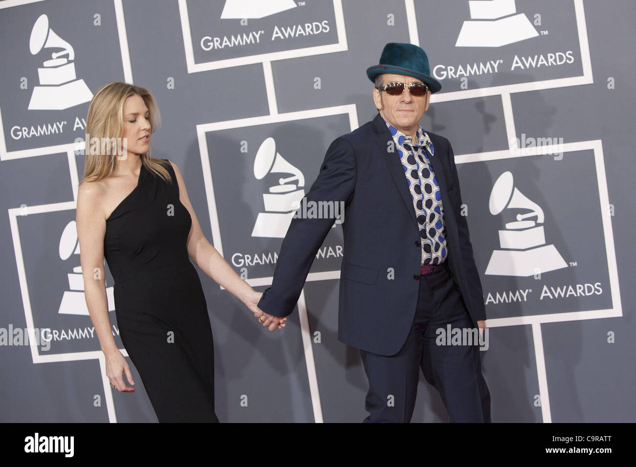 12 février 2012 - Los Angeles, Californie, États-Unis - Elvis Costello, Diana Krall, droite et arriver à la 54e cérémonie annuelle de remise des prix Grammy au Staples Center le 12 février 2012 à Los Angeles, en Californie..ADRIAN SANCHEZ-GONZALEZ/PI (crédit Image : © Arorizo ZUMAPRESS.com)/Armando Banque D'Images