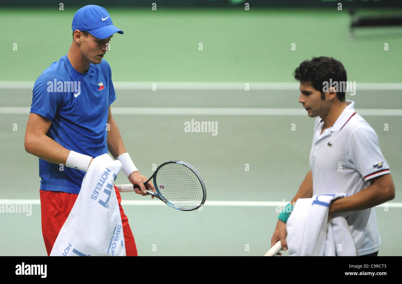 Tomas Berdych (CZE) et Simone Bolelli (ITA) pendant le premier match de la Coupe Davis, à Ostrava, en République tchèque, le Vendredi, Février 10, 2012.(Photo/CTK Jaroslav Ozana) Banque D'Images