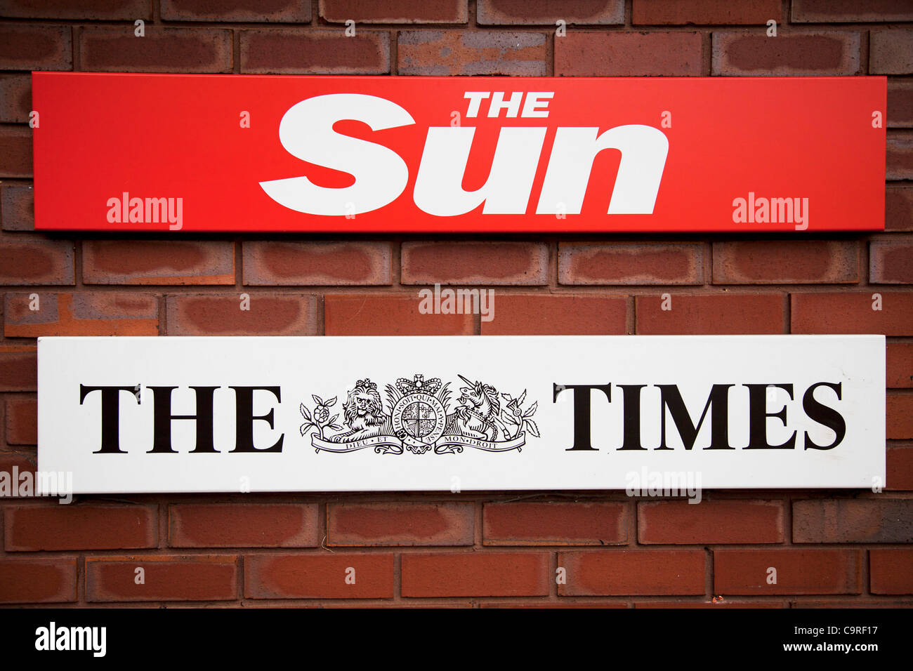 Devant les bureaux de la Sun newspaper Pennington Street, Londres, Angleterre, Royaume-Uni. C'est home à News International qui ont été mêlés au centre du téléphone le scandale. La police a arrêté cinq membres principaux du personnel à News Corporation's journal The Sun, dans le cadre d'investig Banque D'Images