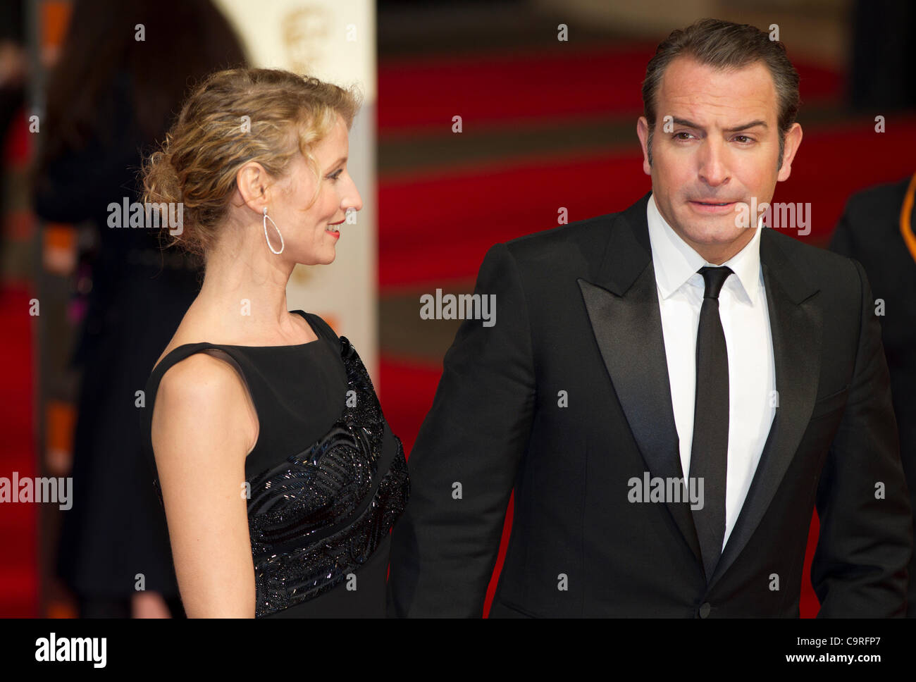 London, Royaume-Uni 12/02/2012 Jean Dujardin et Alexandra Lamy à Orange British Academy Film Awards 2012 au Royal Opera House, Covent Garden, Londres. Banque D'Images