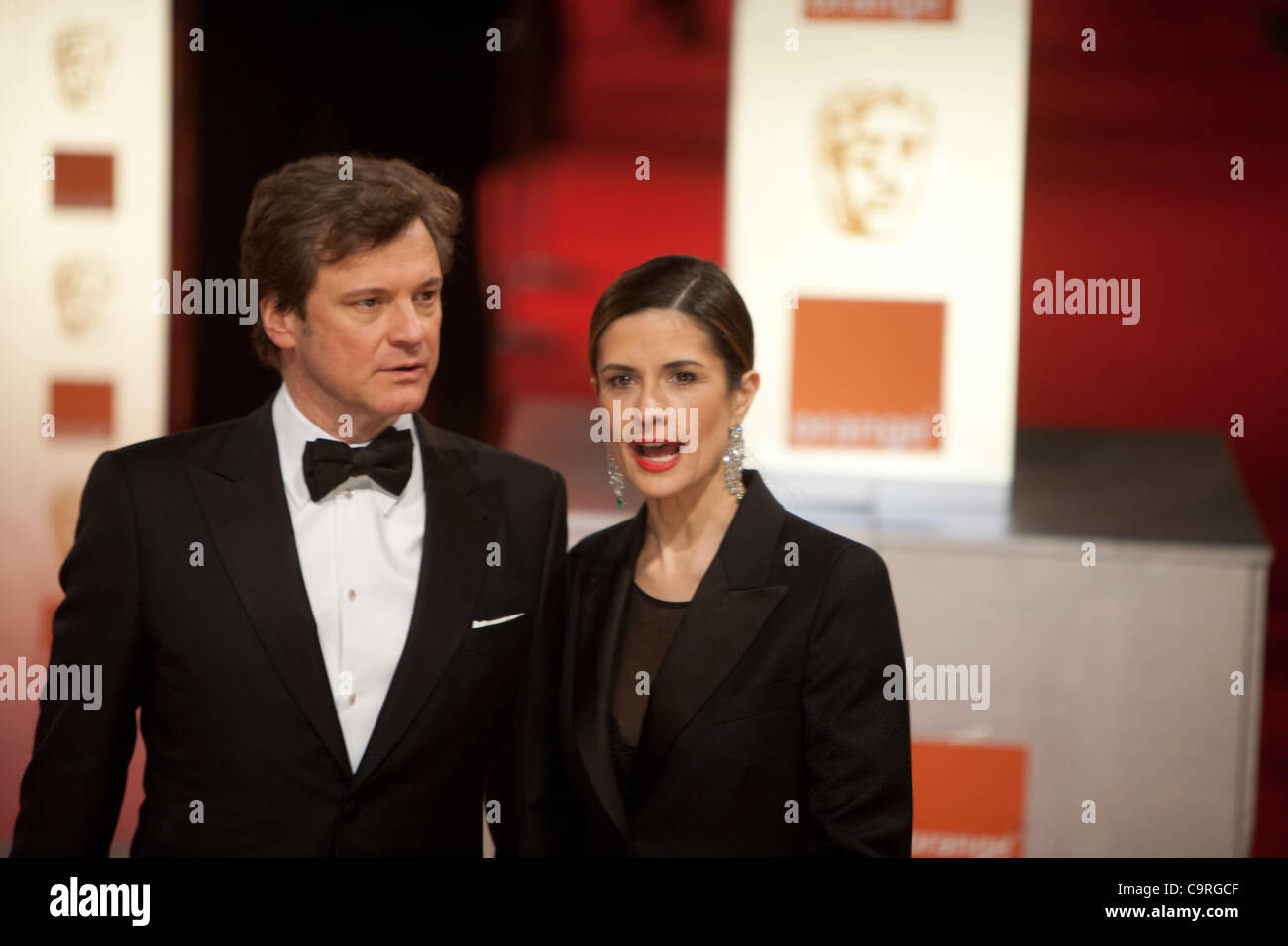 London, UK, 12/02/2012. Acteur, Colin Firth avec son épouse, producteur de cinéma italien Livia Giuggiol, sur le tapis rouge pour assister à la BAFTAs 2012 Banque D'Images