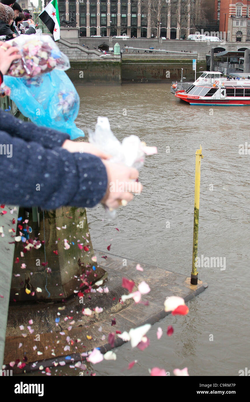République manifestants ont lancé des roses et des fleurs de Westminster Bridge pendant un événement appelé Roses pour Martyrs Banque D'Images