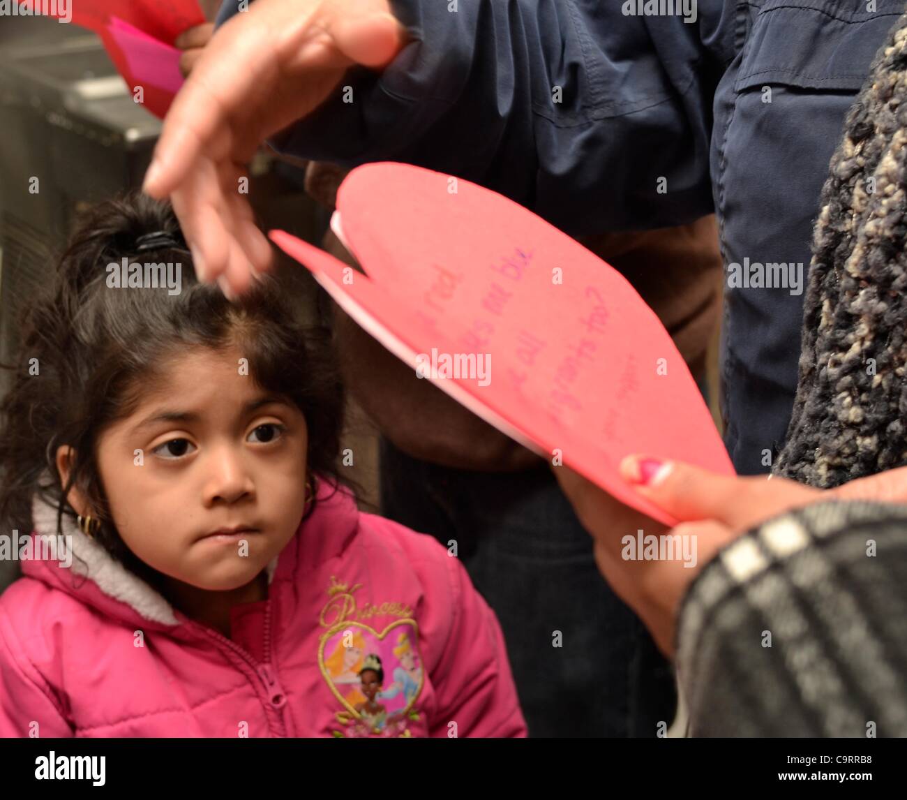 Ariana Lopez, 5, regarde une forme coeur valentine que sa mère livrée à des représentants de l'état de l'Alabama le 14 février. La famille Lopez immigré à New York en provenance du Guatemala. Pour la Saint-Valentin a donné des militants représentants de l'Etat, pour demander un traitement équitable des personnes. ©Ann peu Banque D'Images