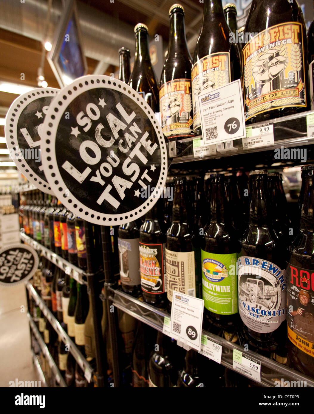 12 févr. 2012 - Irvine, Californie, États-Unis - se connecter sur l'île d'épicerie lit 'So Local Vous pouvez goûter' membres l'ales ont été achetés localement et vendus sur les aliments entiers à Irvine. Whole Foods Market est une chaîne de supermarchés d'aliments qui met l 'produits naturels et biologiques." L'entreprise a été classée parmi les Banque D'Images