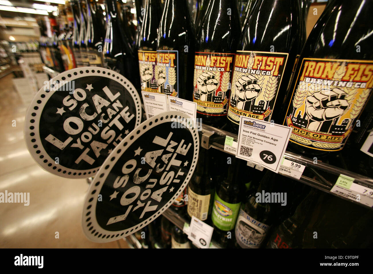 12 févr. 2012 - Irvine, Californie, États-Unis - se connecter sur l'île d'épicerie lit 'So Local Vous pouvez goûter' membres l'ales ont été achetés localement et vendus sur les aliments entiers à Irvine. Whole Foods Market est une chaîne de supermarchés d'aliments qui met l 'produits naturels et biologiques." L'entreprise a été classée parmi les Banque D'Images