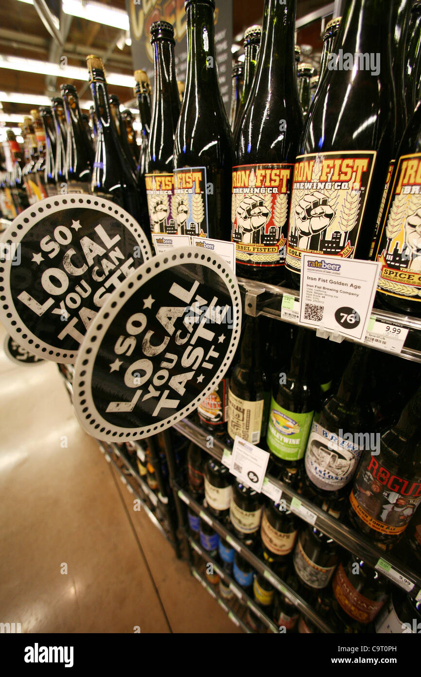 12 févr. 2012 - Irvine, Californie, États-Unis - se connecter sur l'île d'épicerie lit 'So Local Vous pouvez goûter' membres l'ales ont été achetés localement et vendus sur les aliments entiers à Irvine. Whole Foods Market est une chaîne de supermarchés d'aliments qui met l 'produits naturels et biologiques." L'entreprise a été classée parmi les Banque D'Images