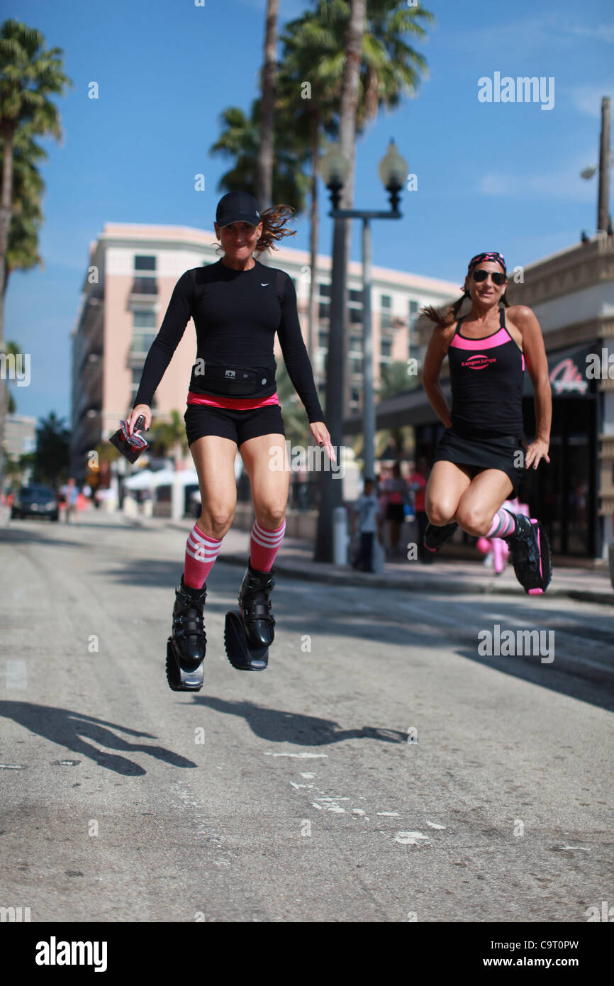 28 janv. 2012 - West Palm Beach, Floride, États-Unis - Kangoo jumps sont un  type de chaussures de sport à ressort. Kangoo jumps sont utilisés pour la  course et le jogging, ils