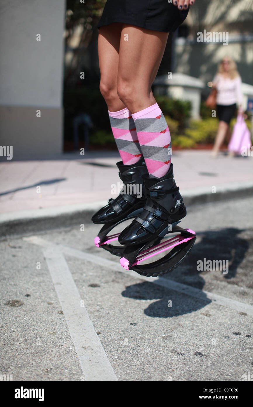 28 janv. 2012 - West Palm Beach, Floride, États-Unis - Kangoo jumps sont un  type de chaussures de sport à ressort. Kangoo jumps sont utilisés pour la  course et le jogging, ils
