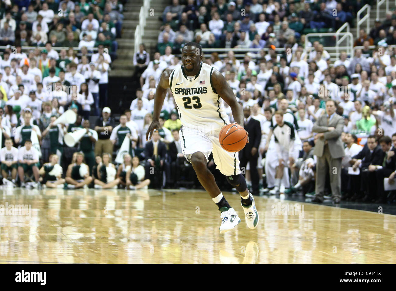 16 février 2012 - East Lansing, Michigan, UNITED STATES - Michigan State Spartans avant Draymond Green (23) disques durs pour le panier aganist le Wisconsin Badgers au Breslin Center. (Crédit Image : © Rey Del Rio/Southcreek/ZUMAPRESS.com) Banque D'Images