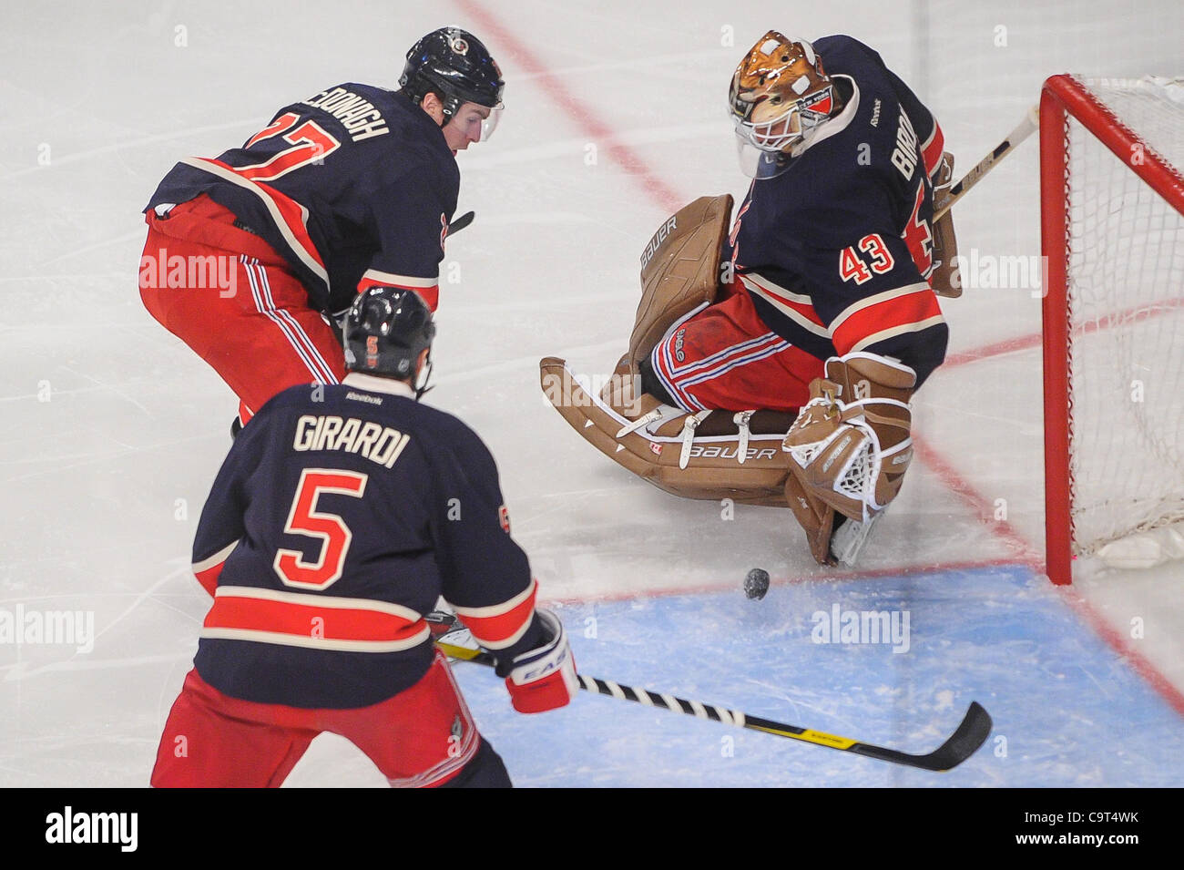 16 février 2012 - Newark, New Jersey, États-Unis - New York Rangers le gardien Martin Biron (43) tente en vain de corral un rebond durant la première période d'action de la LNH entre les Blackhawks de Chicago et les Rangers de New York au Madison Square Garden de New York, N.Y. Les Blackhawks 4-0 les Rangers mènent à la f Banque D'Images