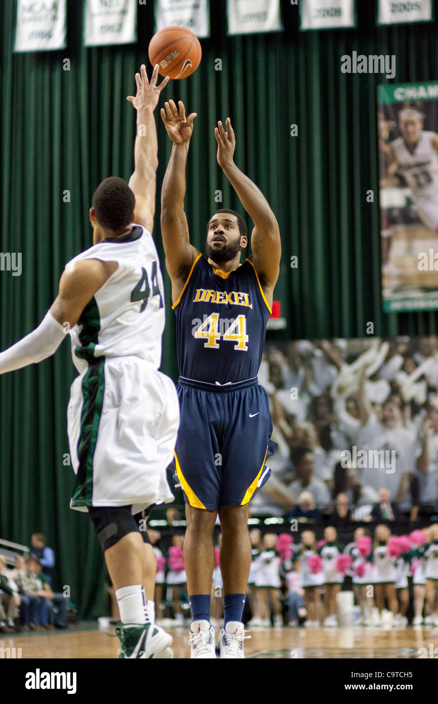 18 février, 2012 - Cleveland, Ohio, États-Unis - avant Drexel Daryl McCoy (44) tire une jumpe tourné pendant Cleveland State center Aaron Pogue (44) au cours du premier semestre. La tête du dragon Drexel Cleveland State Vikings 38-22 à la moitié dans le Bracketbusters Sears jeu joué à l'Wolstein Center de Clev Banque D'Images