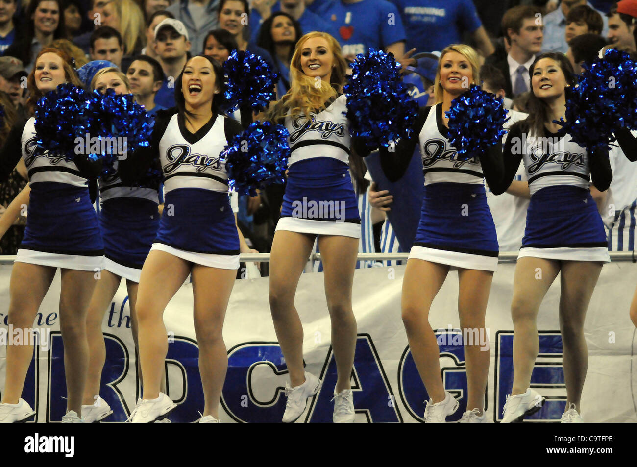 18 février 2012 - Omaha, Nebraska, États-Unis - La Creighton cheerleaders avait beaucoup se réjouir que Creighton défait Long Beach State 81-79 dans un BracketBuster jeu joué au centre de congrès CenturyLink à Omaha, Nebraska. (Crédit Image : © Steven Branscombe/ZUMApress.com)/Southcreek Banque D'Images