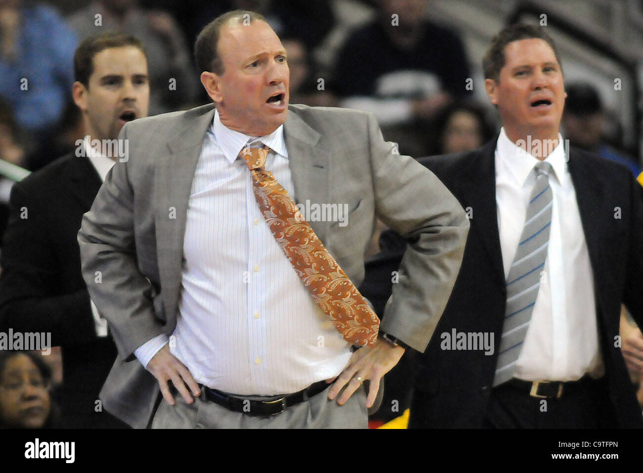 18 février 2012 - Omaha, Nebraska, États-Unis - Long Beach State l'entraîneur-chef Dan Monson réagit à un appel dans la première moitié. Creighton a défait Long Beach State 81-79 dans un BracketBuster jeu joué au centre de congrès CenturyLink à Omaha, Nebraska. (Crédit Image : © Steven Branscombe/ZUMApress.com)/Southcreek Banque D'Images