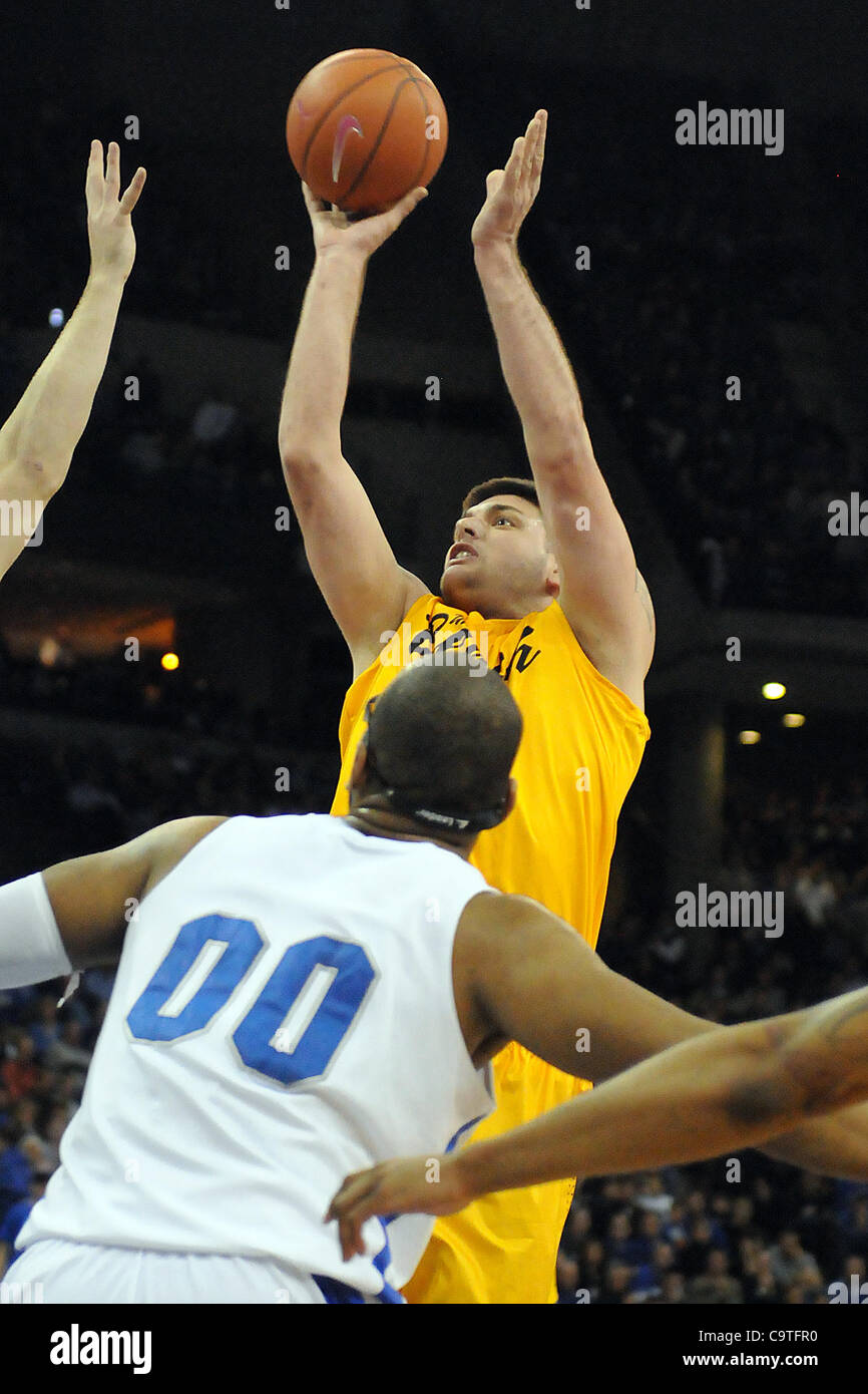 18 février 2012 - Omaha, Nebraska, États-Unis - Long Beach State avant l'Edis Dervisevic (13) Plus de photos centre Creighton Gregory Echenique (00). Creighton a défait Long Beach State 81-79 dans un BracketBuster jeu joué au centre de congrès CenturyLink à Omaha, Nebraska. (Crédit Image : © Steven Branscombe/Southcree Banque D'Images