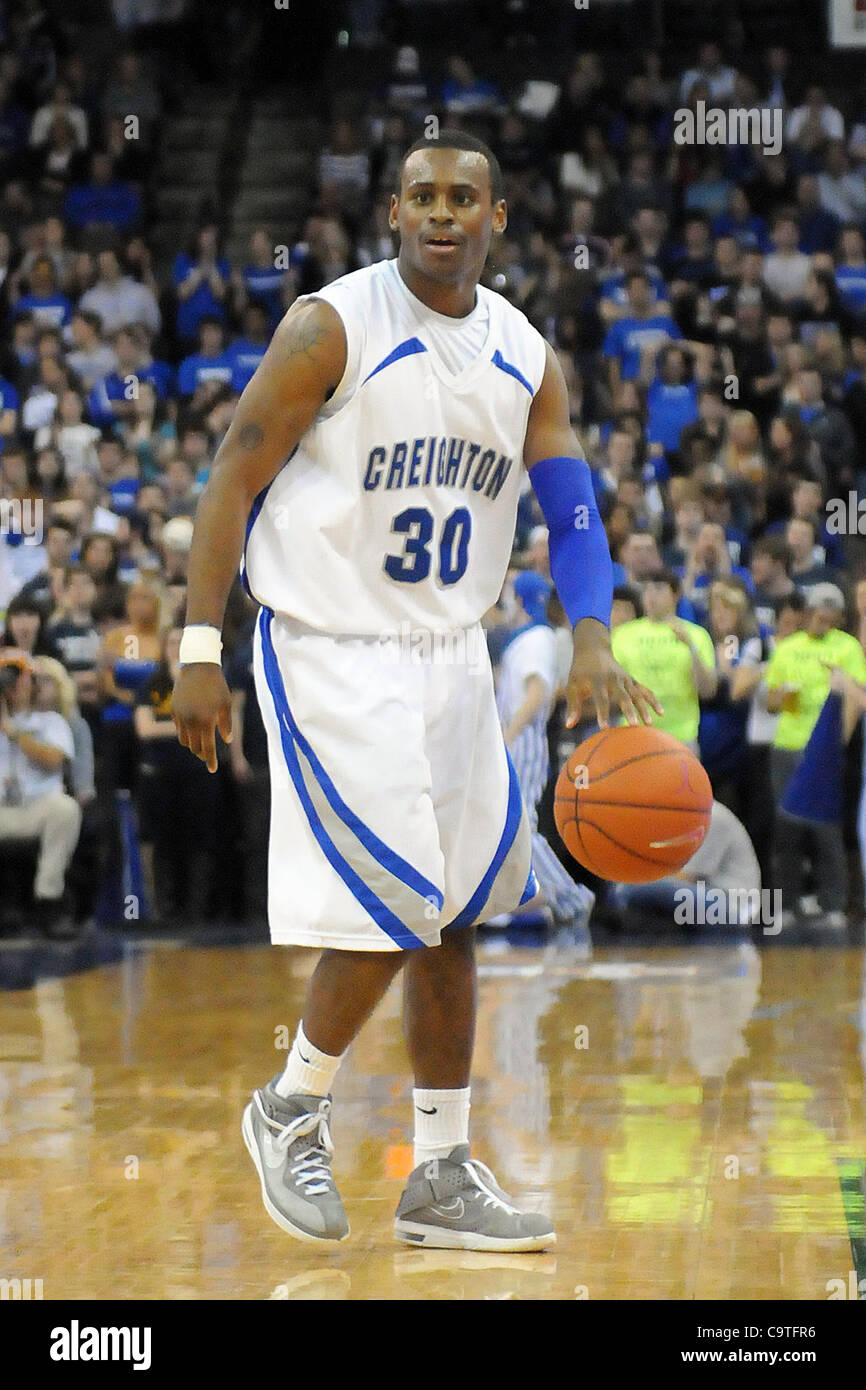 18 février 2012 - Omaha, Nebraska, États-Unis - Garde côtière canadienne Creighton Antoine Young (30) marque 16 points dont le jeu large panier comme Creighton défait Long Beach State 81-79 dans un BracketBuster jeu joué au centre de congrès CenturyLink à Omaha, Nebraska. (Crédit Image : © Steven Branscombe/ZUMApre/Southcreek Banque D'Images