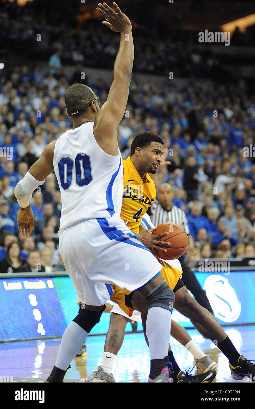 18 février 2012 - Omaha, Nebraska, États-Unis - Long Beach State avant Eugene Phelps (4) tente de contourner le centre de Creighton Gregory Echenique (00). Creighton a défait Long Beach State 81-79 dans un BracketBuster jeu joué au centre de congrès CenturyLink à Omaha, Nebraska. (Crédit Image : © Steven Branscombe/Sou Banque D'Images