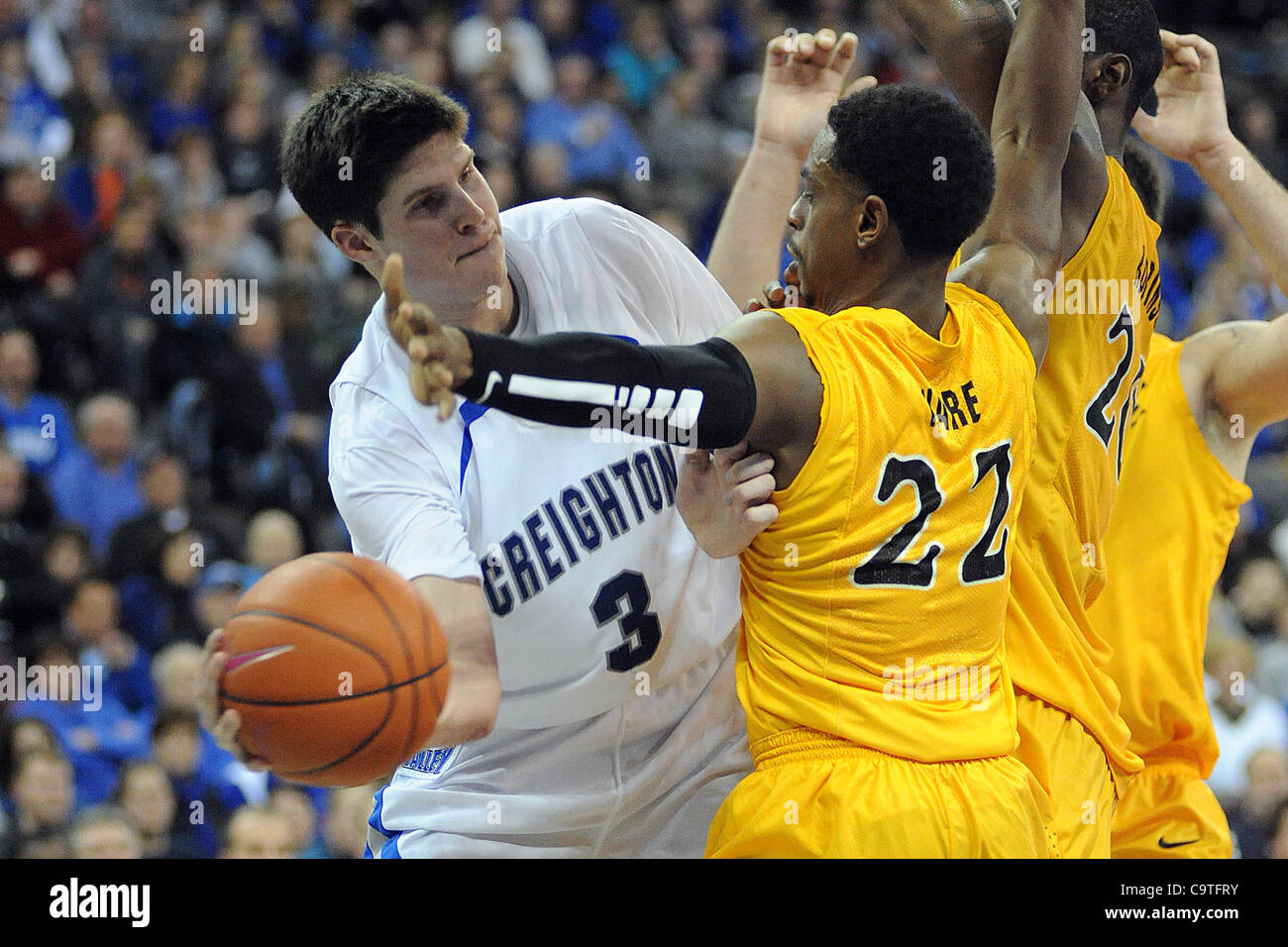 18 février 2012 - Omaha, Nebraska, États-Unis - Creighton l'avant Doug McDermott (3) descend un col autour de Long Beach State guard Casper Ware (22) et Long Beach State avant TJ Robinson (20). Creighton a défait Long Beach State 81-79 dans un BracketBuster jeu joué au centre de congrès CenturyLink à Omaha, Engelberg Banque D'Images