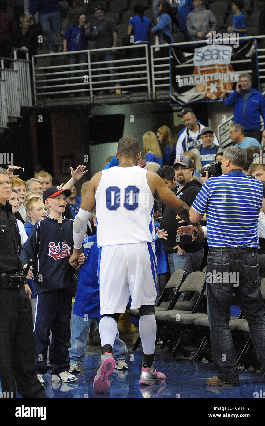 19 février 2012 - Omaha, Nebraska, États-Unis - Centre de Creighton Gregory Echenique (00) salue les fans après avoir défait Creighton Long Beach State 81-79 dans un BracketBuster jeu joué au centre de congrès CenturyLink à Omaha, Nebraska. (Crédit Image : © Steven Branscombe/ZUMApress.com)/Southcreek Banque D'Images