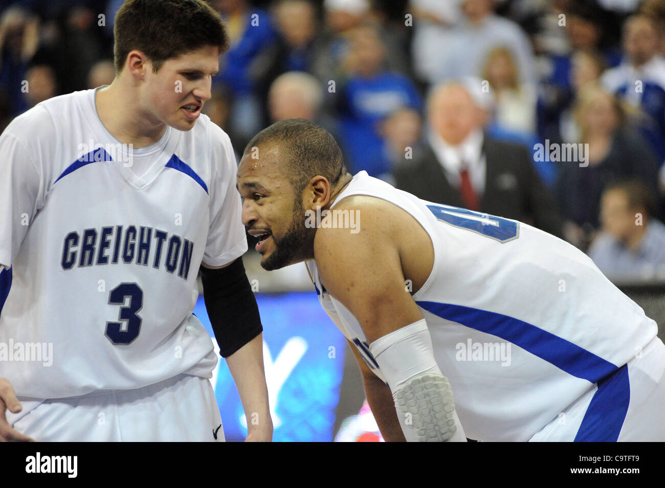 19 février 2012 - Omaha, Nebraska, États-Unis - Creighton l'avant Doug McDermott (3) et centre de Creighton Gregory Echenique (00) Tenez-vous prêt à jouer la dernière .3 secondes du jeu après Creighton a pris la tête. Creighton a défait Long Beach State 81-79 dans un match joué BracketBuster au CenturyLink Center Banque D'Images