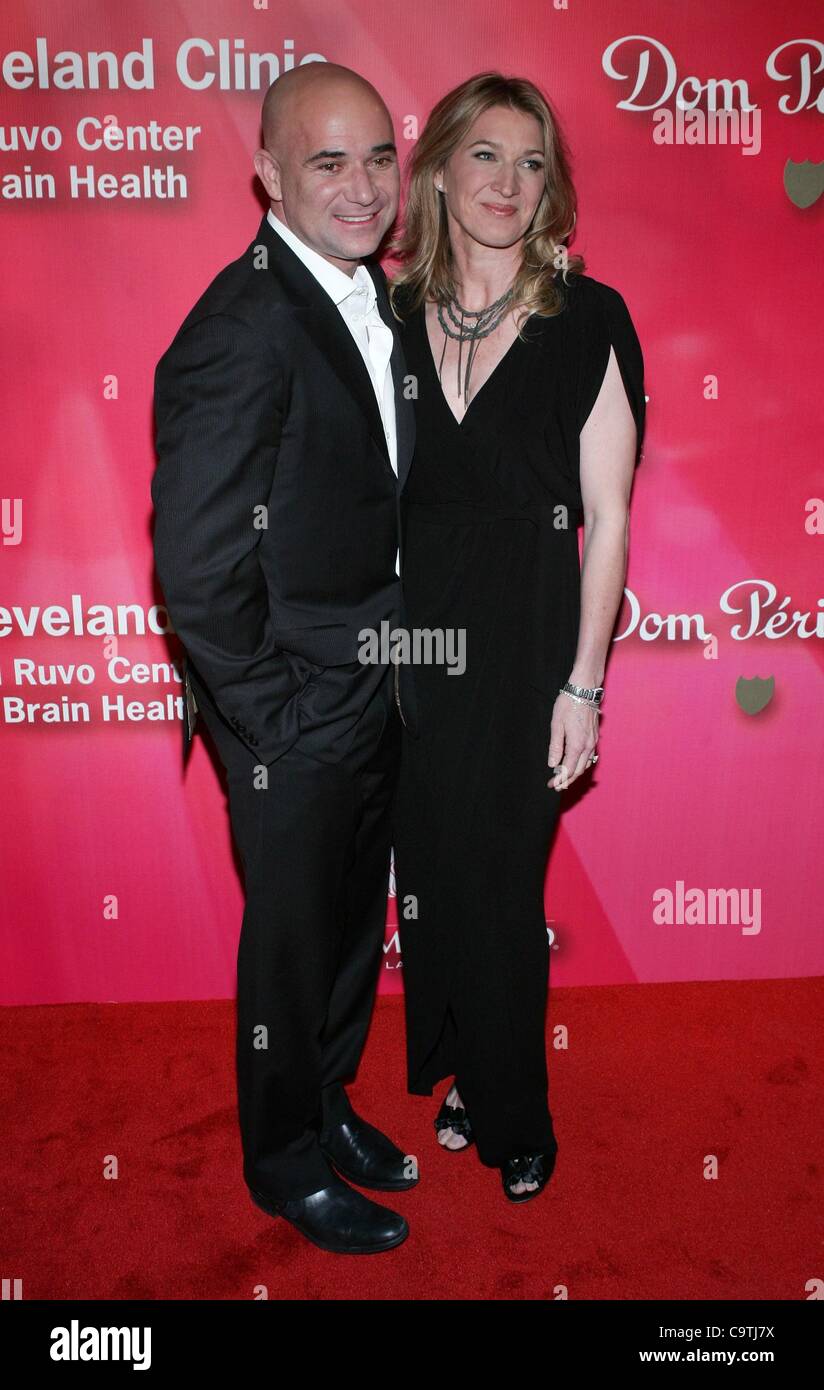 Andre Agassi, Steffi Graf présents pour garder vivante la mémoire 16e Congrès annuel de la force de l'amour de Muhammad Ali Gala 70e anniversaire, MGM Grand Garden Arena, Las Vegas, NV le 18 février 2012. Photo par : James Atoa/Everett Collection Banque D'Images