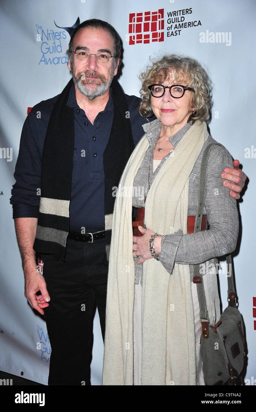 Mandy Patinkin, Kathryn minable au 64e congrès annuel 2012 Writers Guild of America, WGA Awards B.B. King Blues Club, New York, NY 19 février 2012. Photo par : Gregorio T. Binuya/Everett Collection Banque D'Images